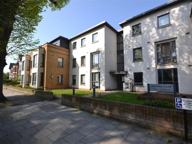 1 bedroom ground floor flat in St Margarets Road, St Margarets, TW1