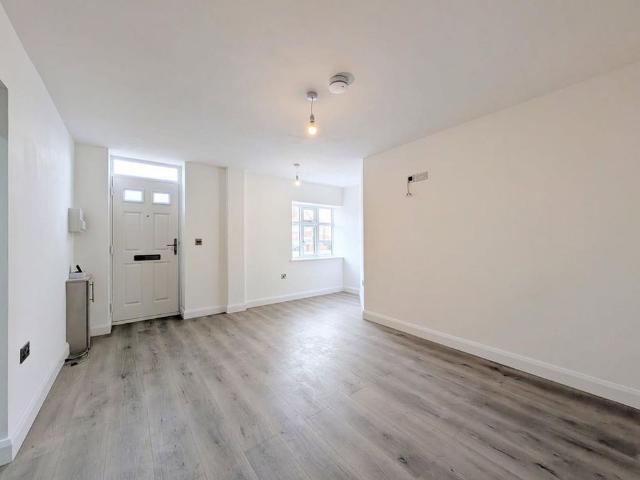 1 bedroom ground floor flat to rent