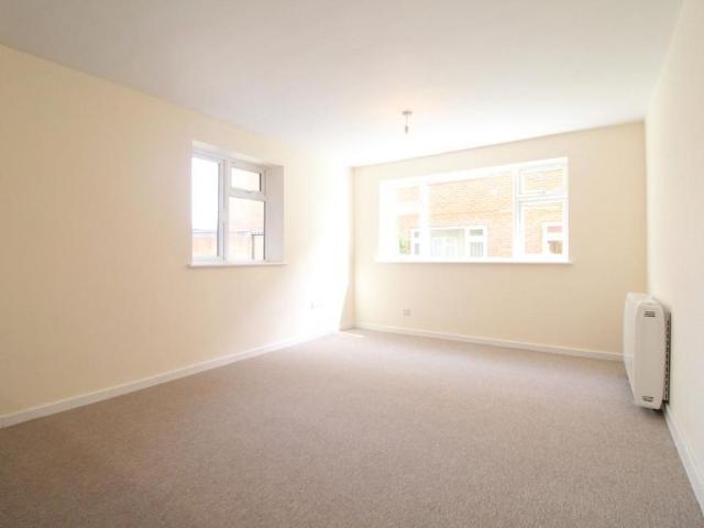 1 bedroom ground floor flat to rent