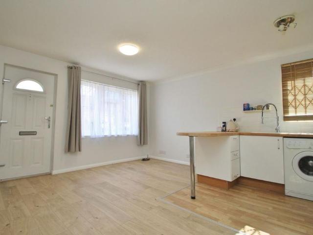 1 bedroom ground floor flat to rent