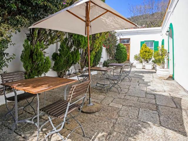 1 Bedroom Guest House To Let in Sea Point