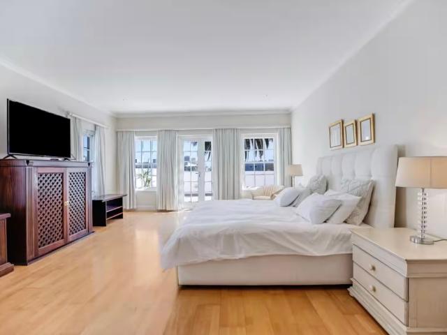 1 Bedroom Guest House To Let in Sea Point