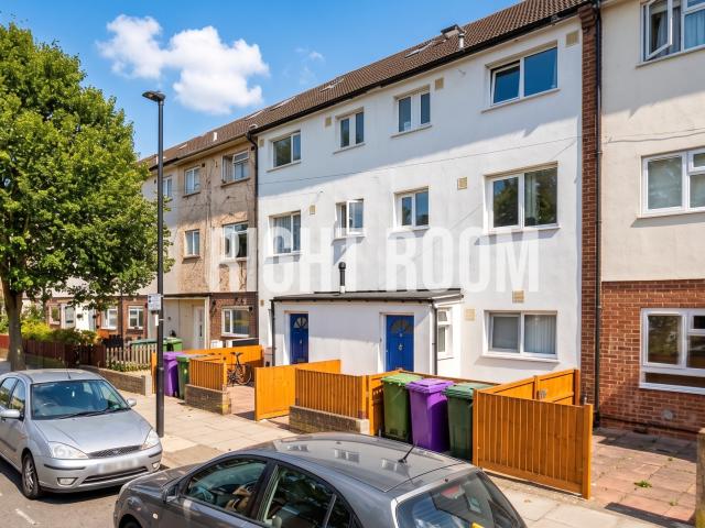 1 bedroom Double room to let Ensuite Room 2, Strattondale Street E14 3HG
