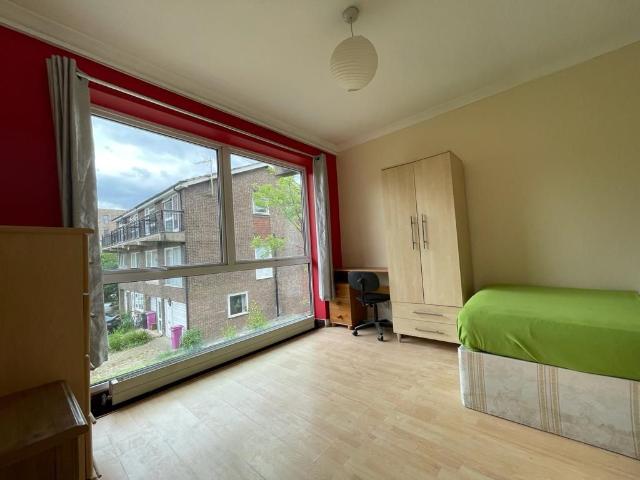 1 bedroom Double room to let Room 3, Capstan Square, E14 3EU