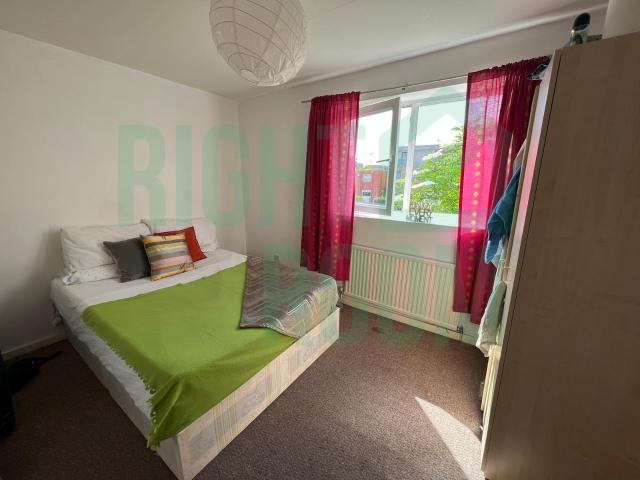 1 bedroom Double room to let Room 4, Ivy Road E16 1NJ