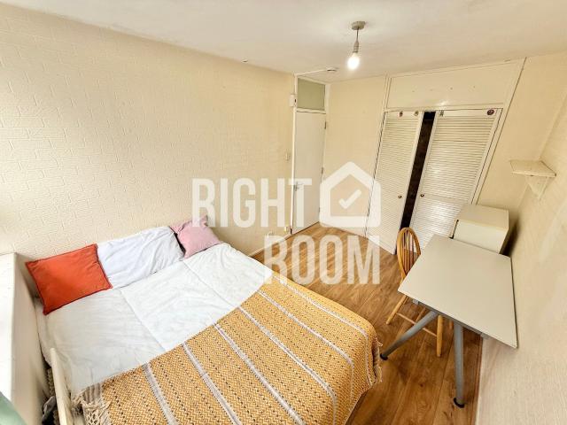 1 bedroom Double room to let Room 5, Elgin House, Poplar, London E14