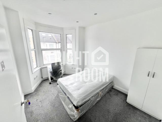 1 bedroom Double room to let Room 5, Grosvenor Road, Forest Gate, London E7
