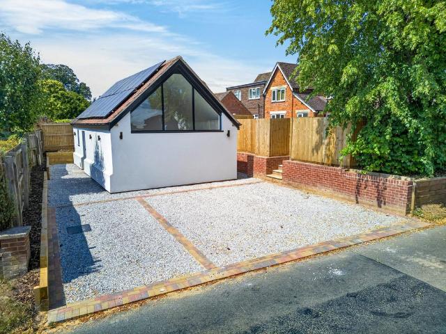 1 bedroom detached bungalow for sale