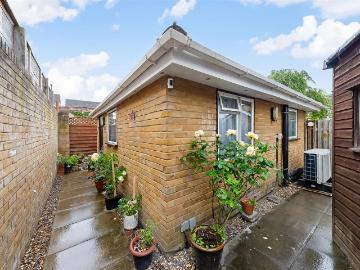 1 bedroom detached bungalow for sale