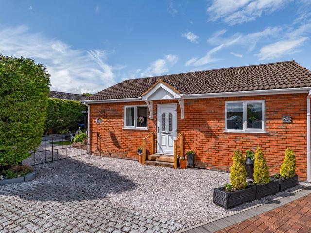 1 bedroom detached bungalow for sale