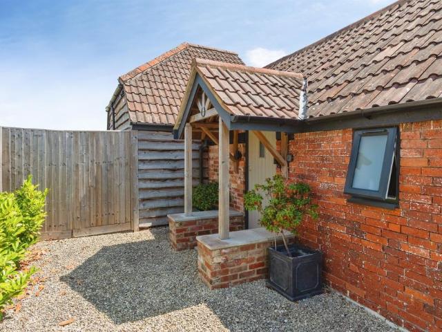 1 bedroom detached bungalow for sale