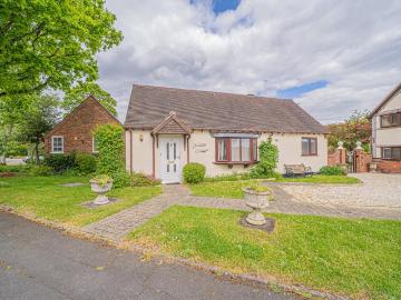 1 bedroom detached bungalow for sale