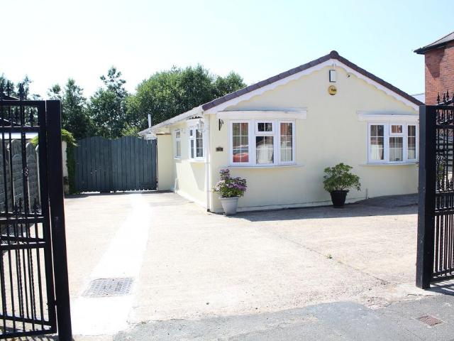 1 bedroom detached bungalow for sale