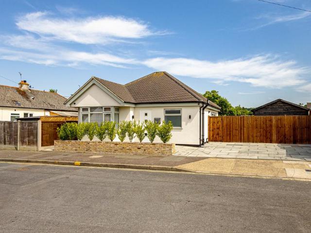 1 bedroom detached bungalow for sale