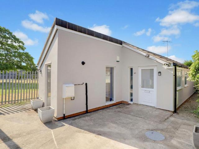 1 bedroom detached bungalow for sale