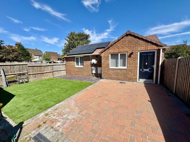 1 bedroom detached bungalow for sale