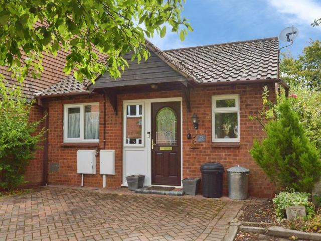 1 bedroom detached bungalow for sale