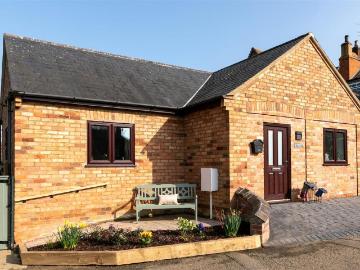 1 bedroom detached bungalow to rent