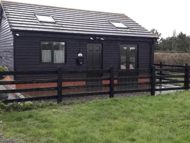 1 bedroom detached bungalow to rent