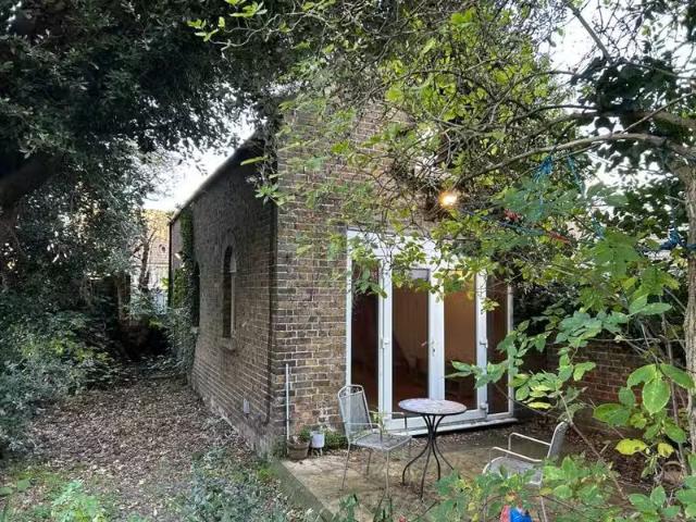 1 bedroom detached house for rent in Crescent Road, Ramsgate.