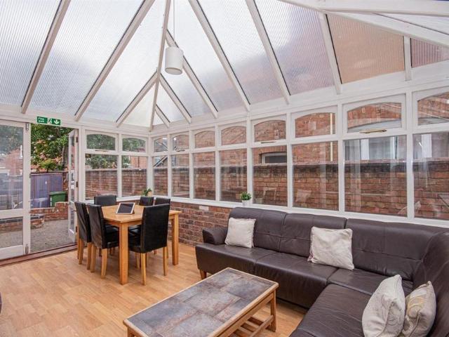 1 bedroom detached house to rent