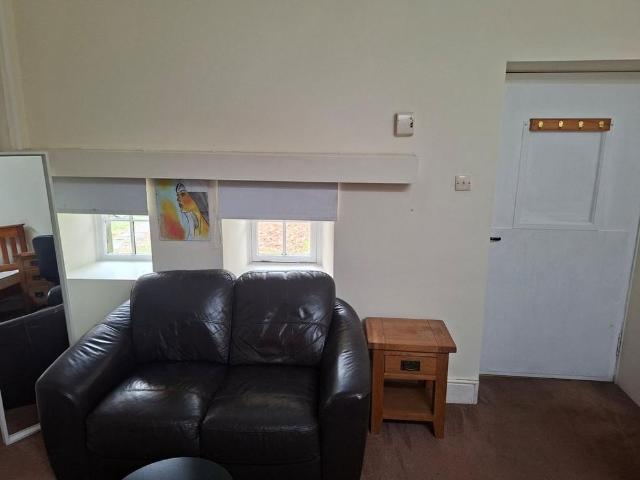 1 bedroom detached house to rent