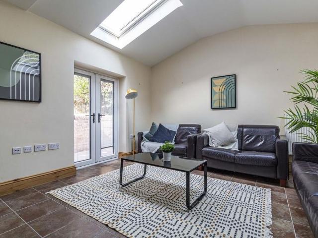 1 bedroom detached house to rent