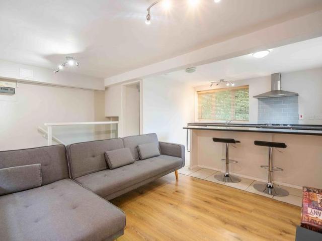 1 bedroom detached house to rent