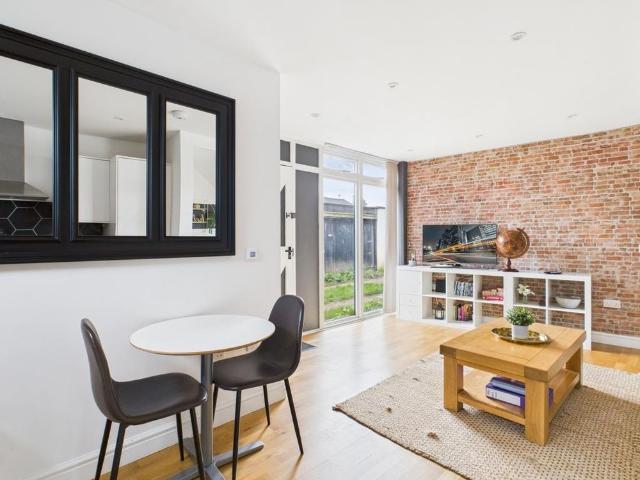 1 bedroom detached house to rent