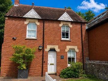 1 bedroom detached house to rent