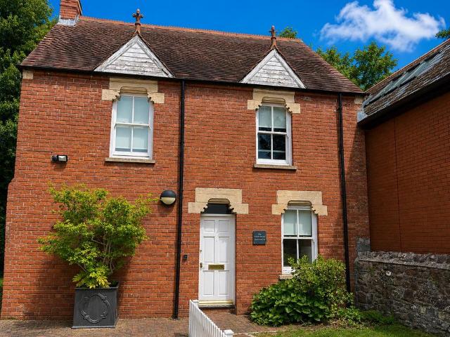1 bedroom detached house to rent