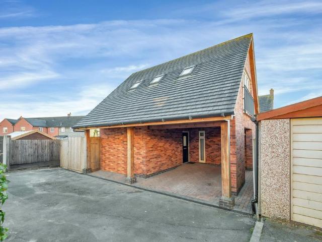 1 bedroom detached house to rent