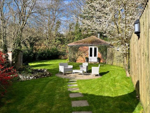 1 bedroom detached house to rent