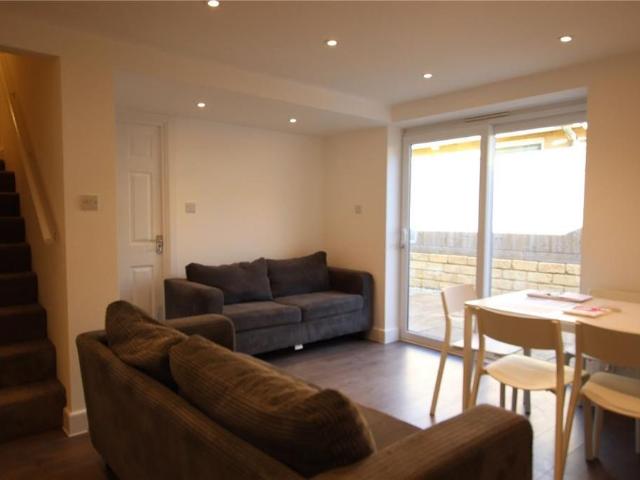1 bedroom detached house to rent