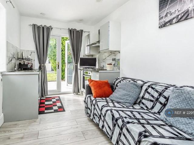1 bedroom detached house to rent