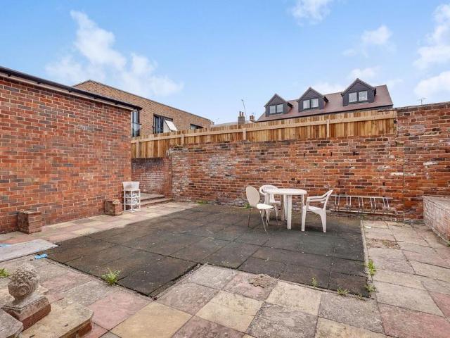 1 bedroom detached house to rent