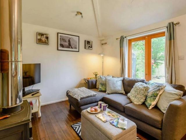 1 bedroom detached house to rent