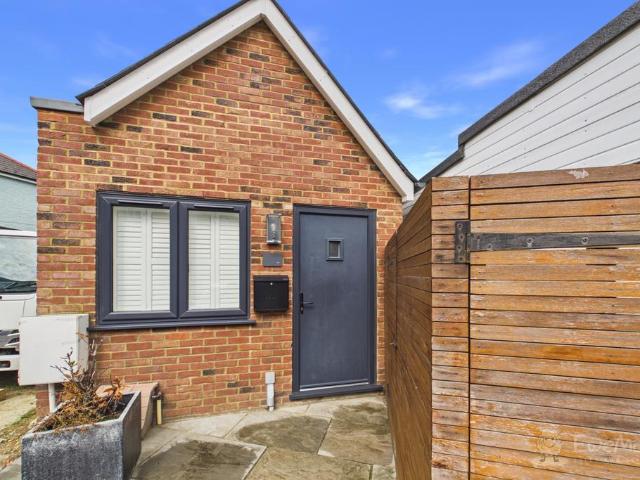 1 bedroom detached house to rent