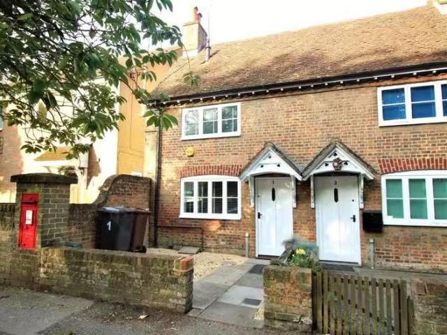 1 bedroom end of terrace house for rent in Park Street, St Alb.