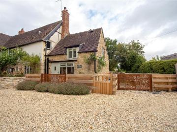 1 bedroom end of terrace house to rent
