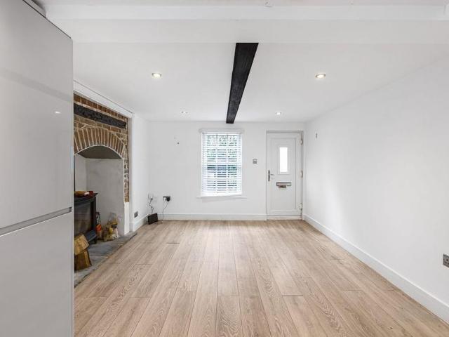 1 bedroom end of terrace house to rent