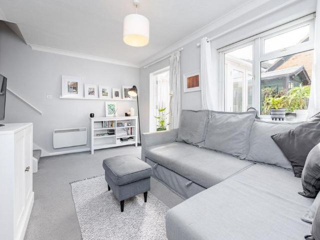 1 bedroom end of terrace house to rent