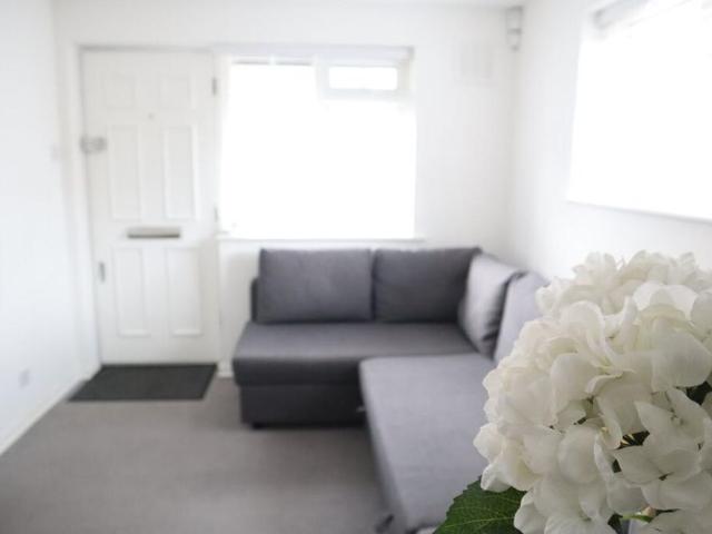1 bedroom end of terrace house to rent