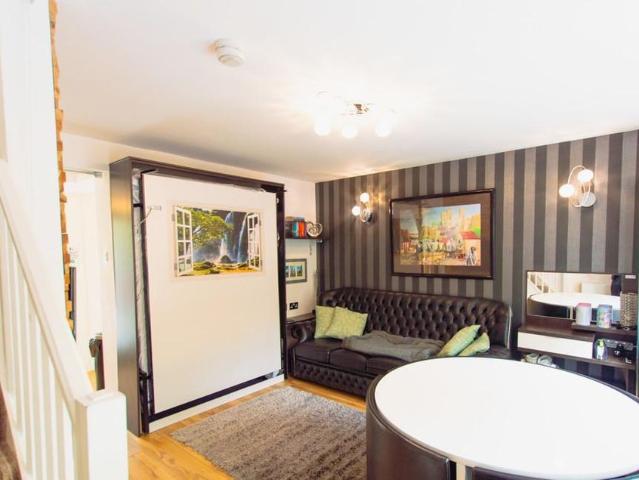1 bedroom end of terrace house to rent