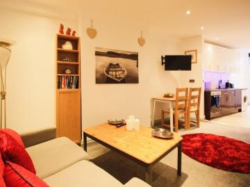 1 bedroom end of terrace house to rent