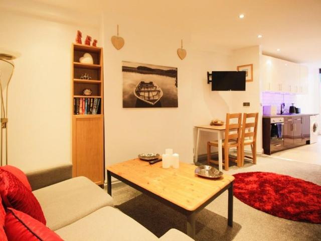 1 bedroom end of terrace house to rent