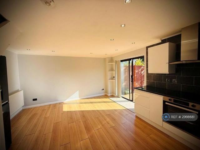 1 bedroom end of terrace house to rent