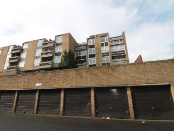 Flat to rent in North East - Balcony