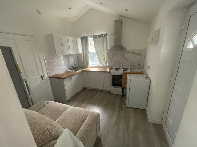 1 bedroom flat £1200 per month. BILLS inc