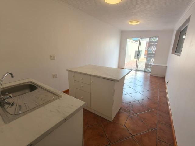 1 Bedroom Flat To Let in Westcliff